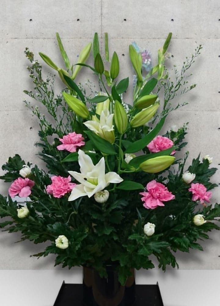 白花にピンクのカーネーションの優しいお供えアレンジメント