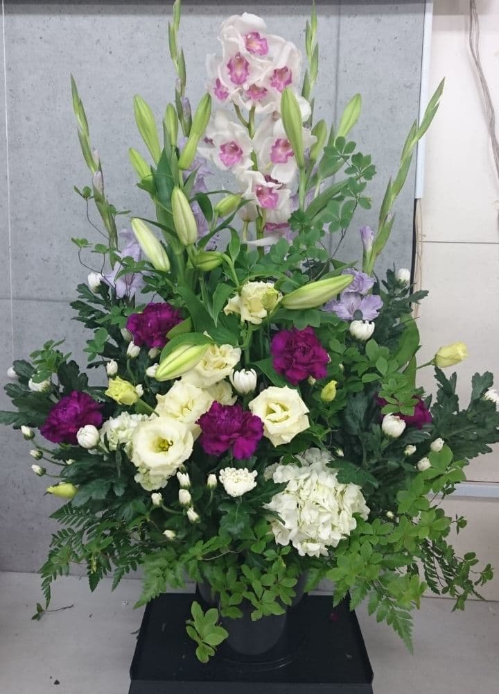 紫カーネーションを使ったシックお供えアレンジメント