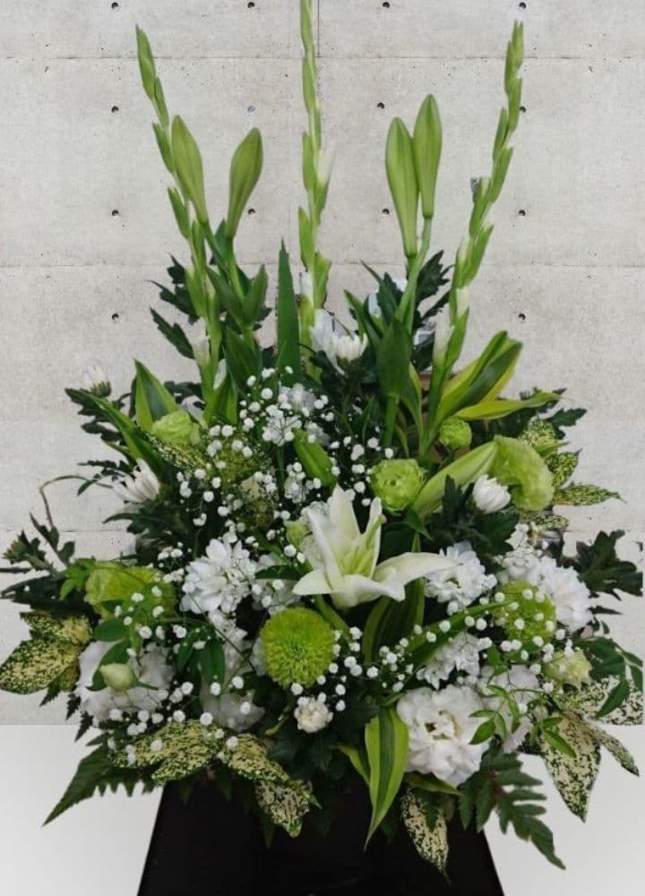 白とグリーンのお供えアレンジメント