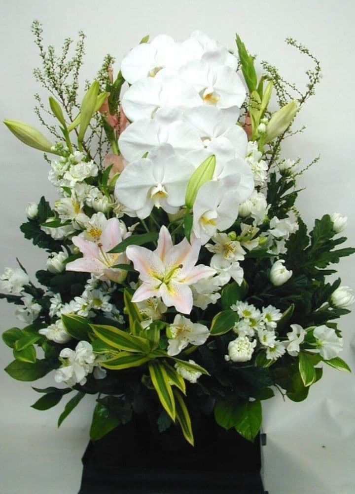胡蝶蘭を入れたピンクユリの優しいお供えアレンジメント