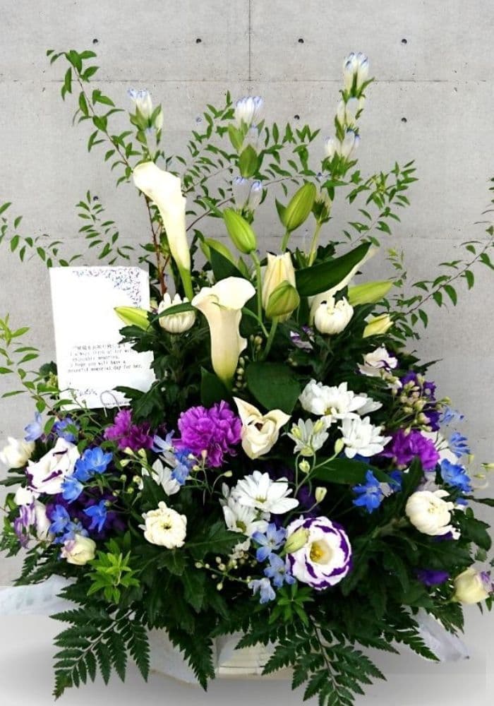 紫カーネーションに青いお花も添えたお供えアレンジメント