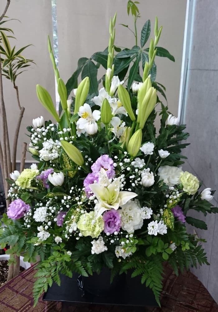 白グリーンに淡い紫のお花のお供えアレンジメント
