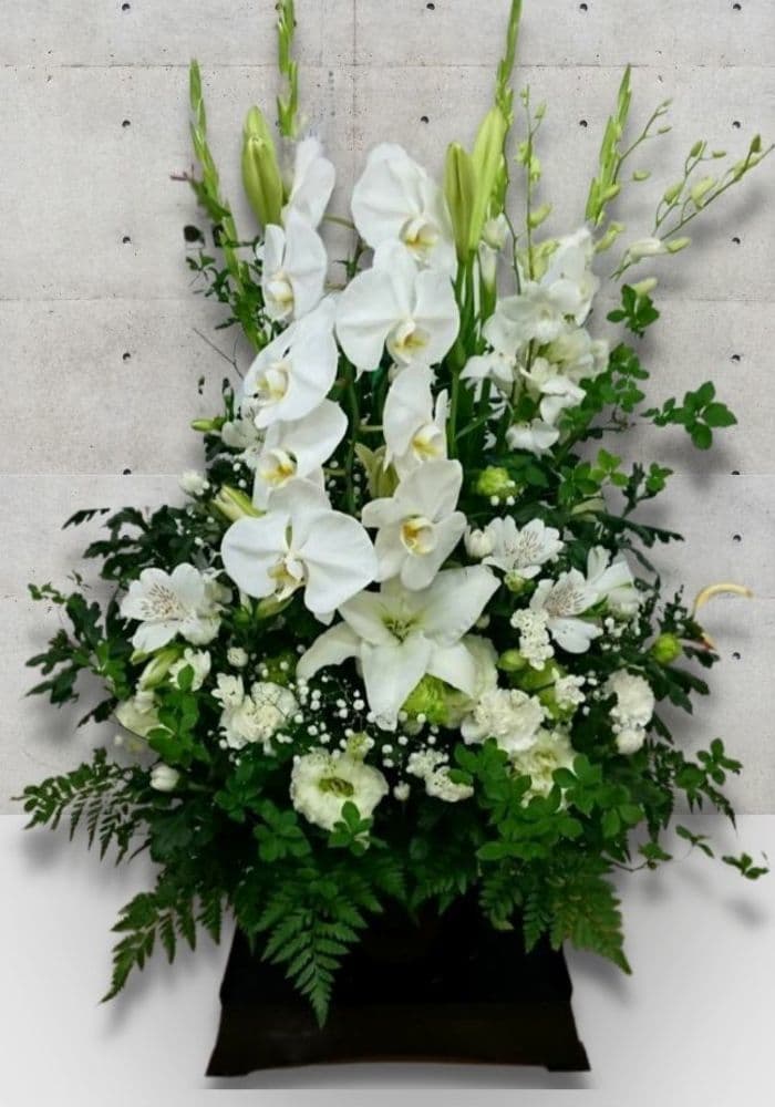 白を基調として胡蝶蘭も入れたお供えアレンジメント