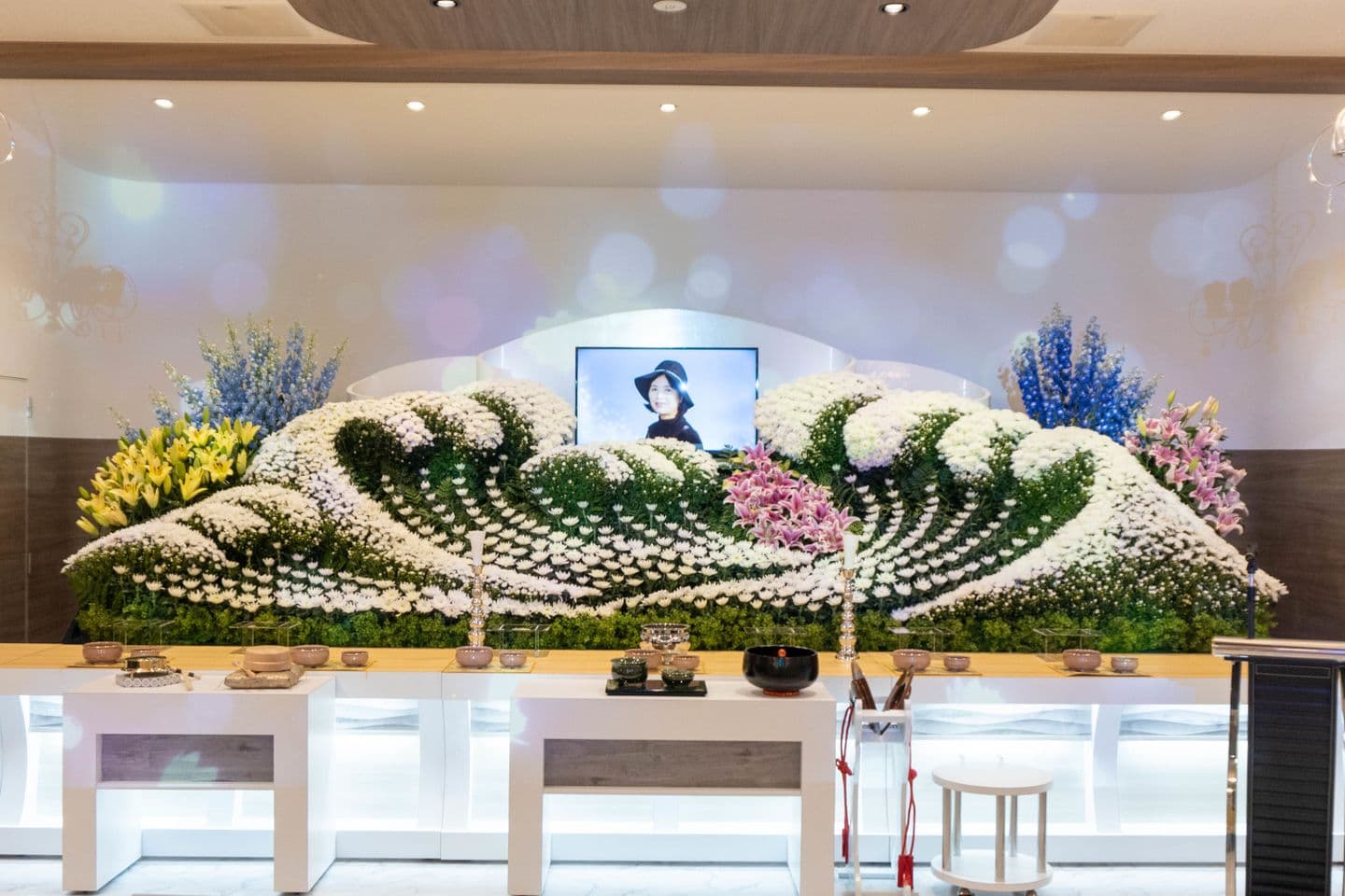 青森県五所川原市葬祭施設フローラルホール大ホール祭壇