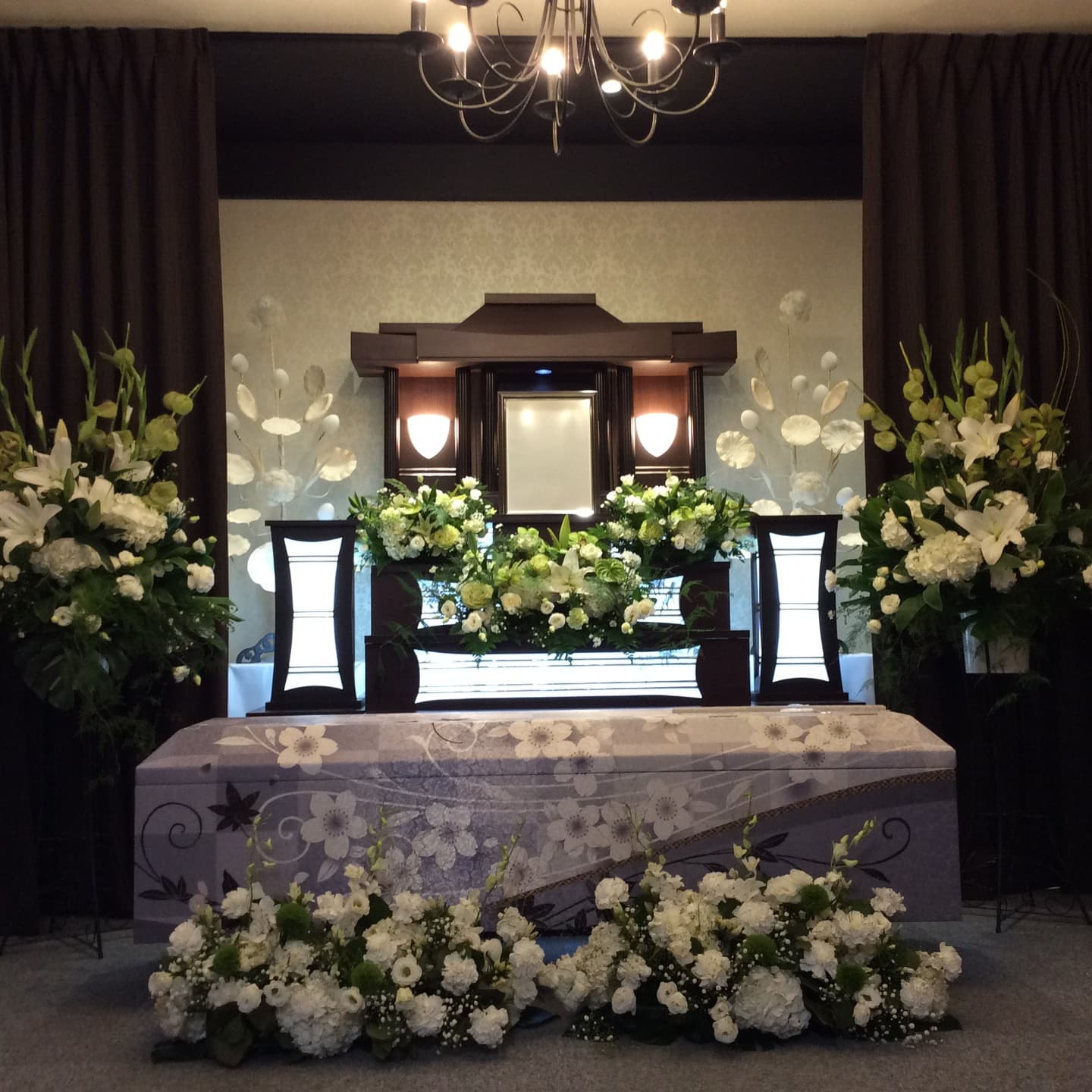 白いお花の豪華な花祭壇