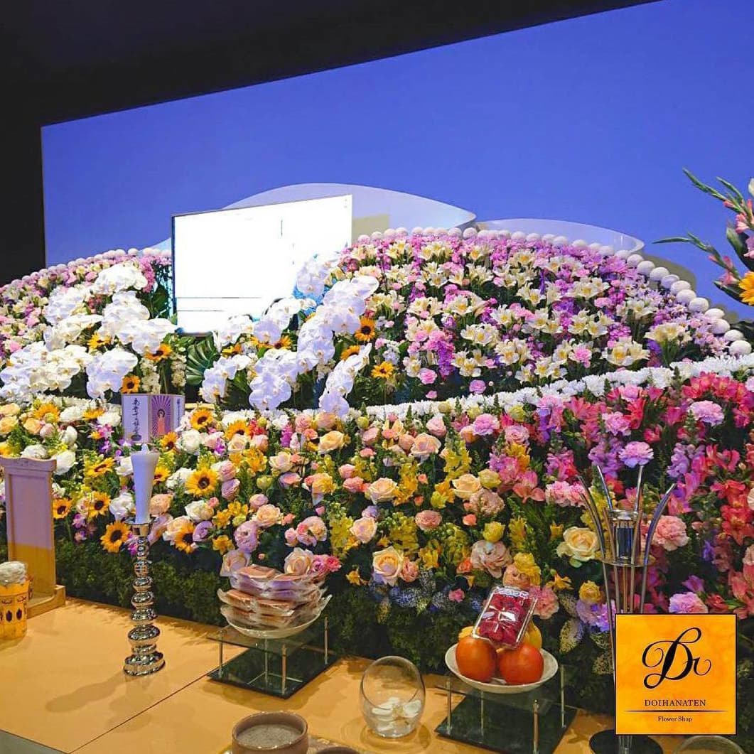 カラフルな大型祭壇