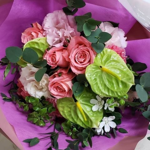 ピンクとグリーンのお任せブーケ花束