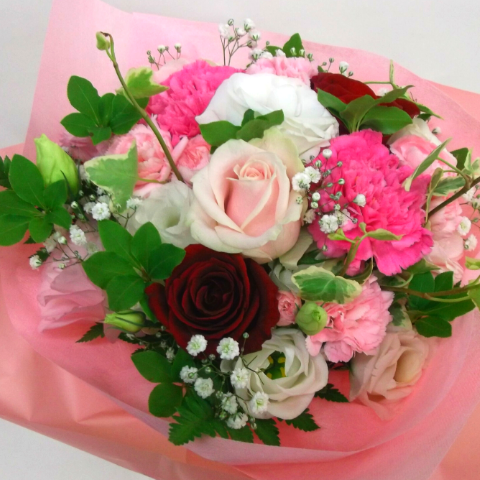 赤ピンクのお花でまとめた可愛らしいブーケ花束