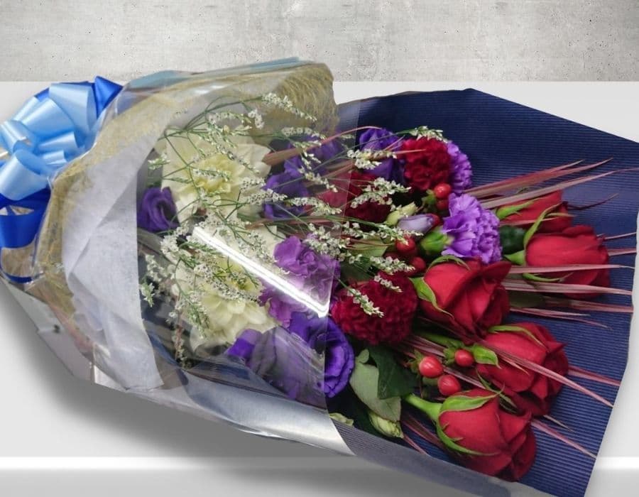 深紅のバラとムーンダストの男性用退職祝い花束