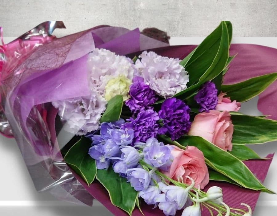 バラと紫カーネーションヌーンダストの花束