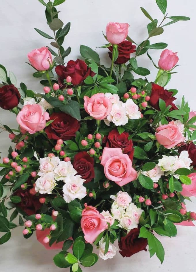 バラを贅沢に使った豪華アレンジメント