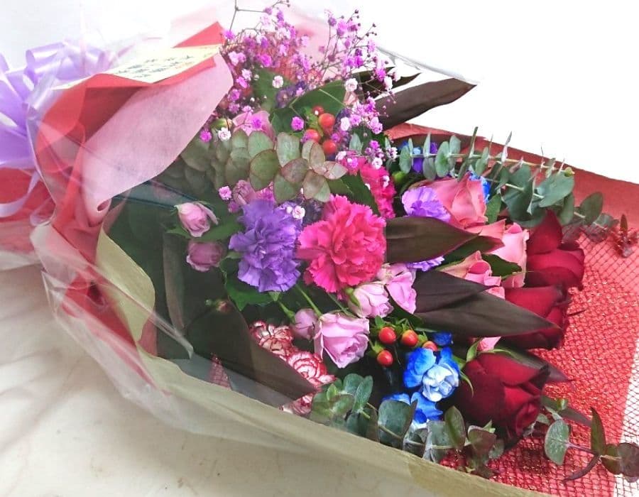 深紅のバラとカーネーションで大人女性への花束