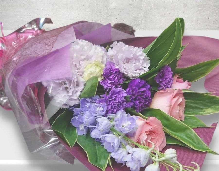 バラと紫カーネーションヌーンダストの花束