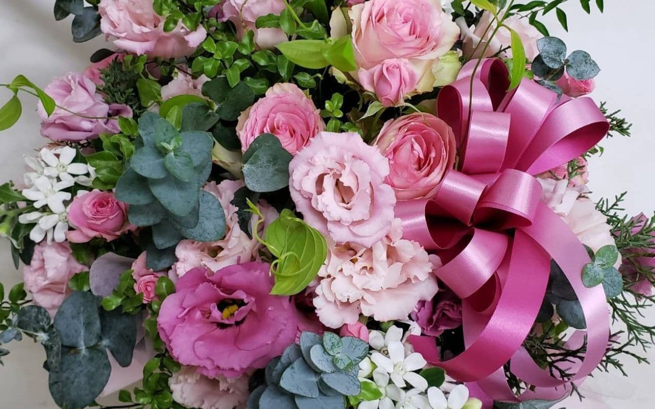 ピンクのトルコキキョウとユーカリのアレンジメント