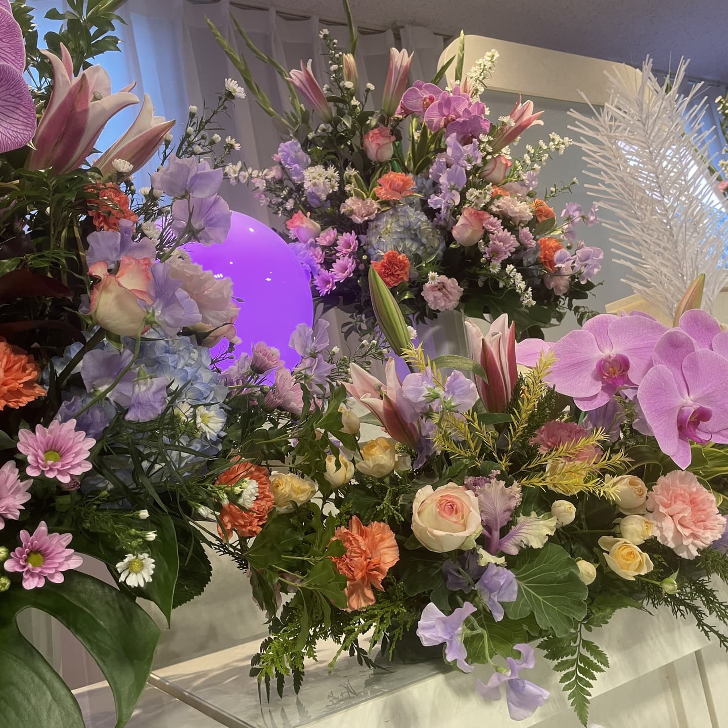 白とピンクの可愛らしいアレンジメントフラワー